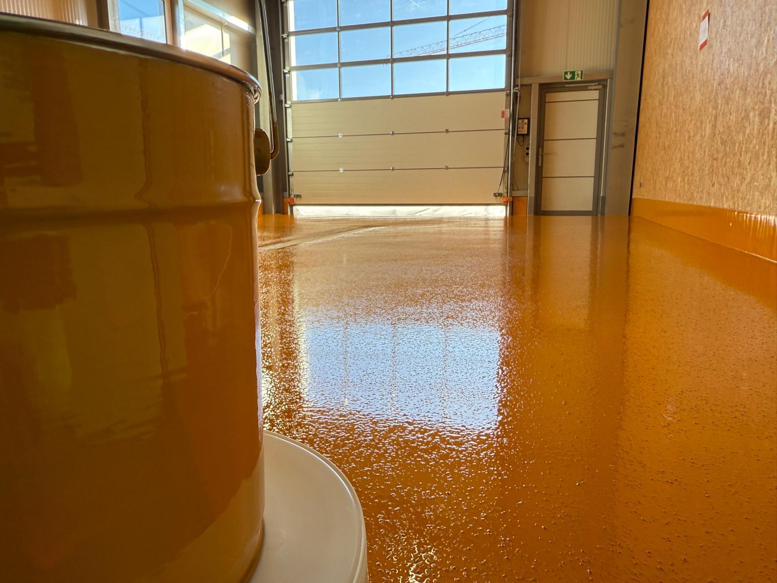 Orangefarbener Industrieboden in einer Halle